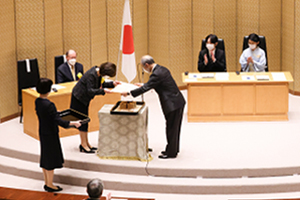 Mrs. Tsukamoto receiving Dr. Tsukamoto’s Award