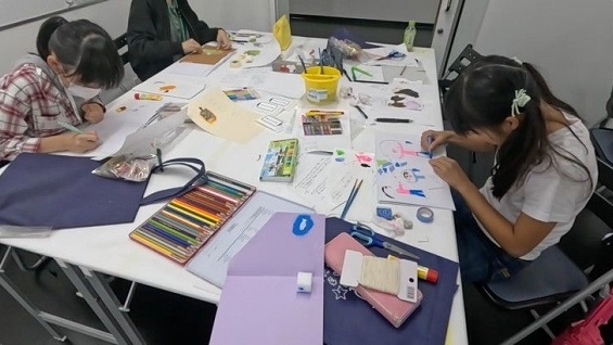 ことばの科学的な分析や絵本での表現を通じて、言語表現と美術表現との接点について考えました。