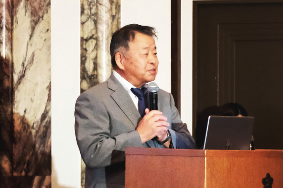 基調講演をする山崎委員長
