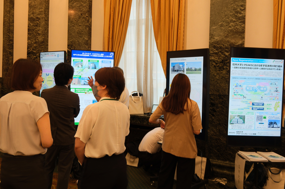Displays of initiatives by J-PEAKS-selected universities