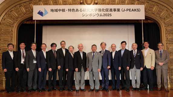 令和6年度採択大学の発表者の方々、山崎委員長、濵口首席サポーター