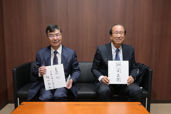 サイン色紙を手に笑顔の坂口先生と北川先生