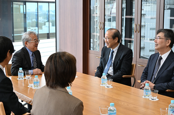 Nobel laureates and JSPS Officials in talks