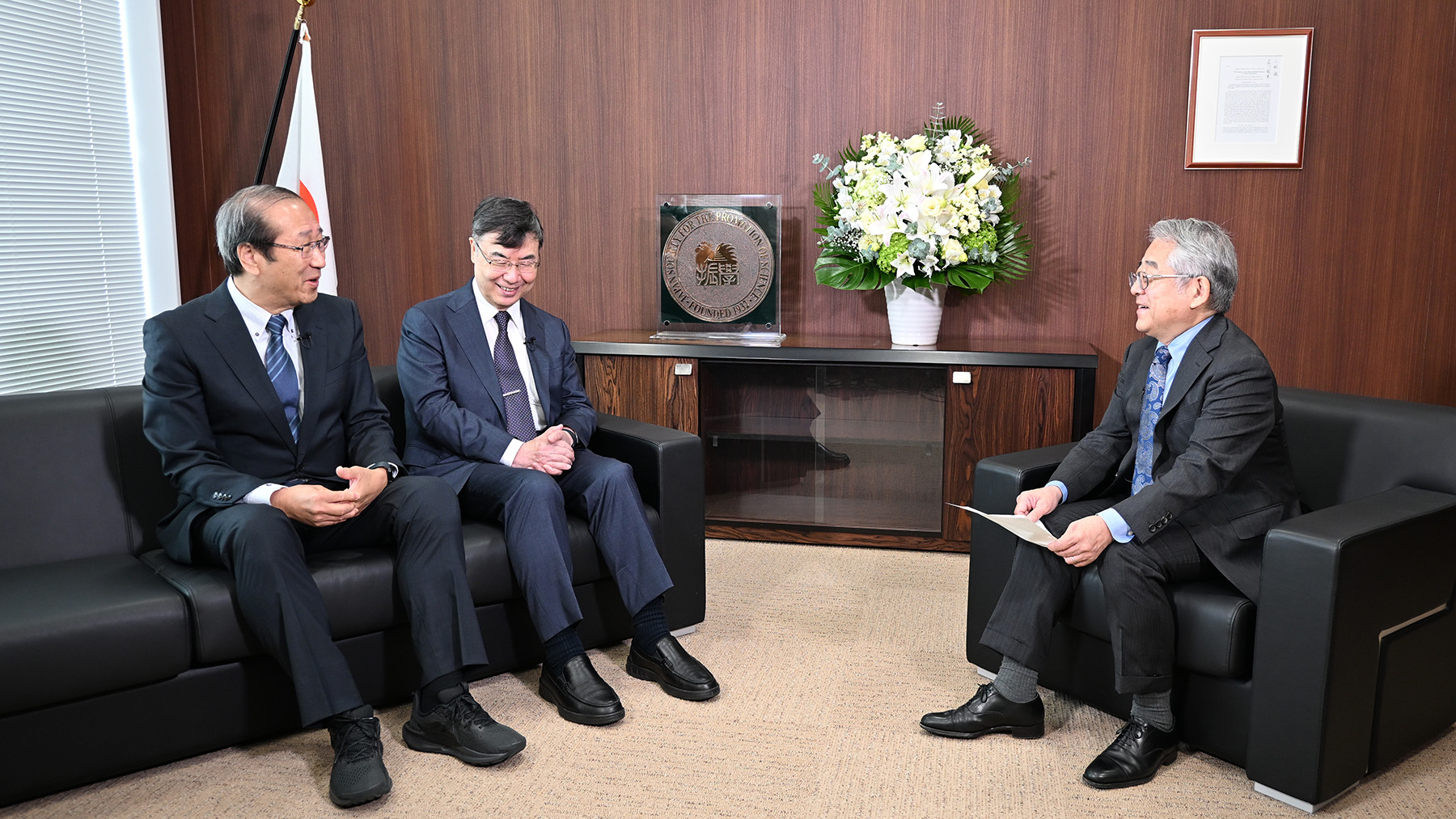 President Sugino talks with the Nobel laureates
