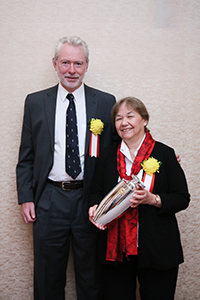 第35回国際生物学賞授賞式2 贈呈品を手にするピアス博士夫妻